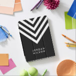Modern minimalist Black med vit Chevron iPad Pro Skydd<br><div class="desc">Modern minimalistisk svart iPad-prolock med vit chevron mönster som du kan anpassa med ditt namn. Underbar som gåvor till familj och vänner eller till dig själv. Anpassa den genom att ersätta platshållartexten. Om du vill ha fler alternativ, t.ex. att ändra teckensnittet och dess storleka storlek, klickar du på knappen "Anpassa"....</div>