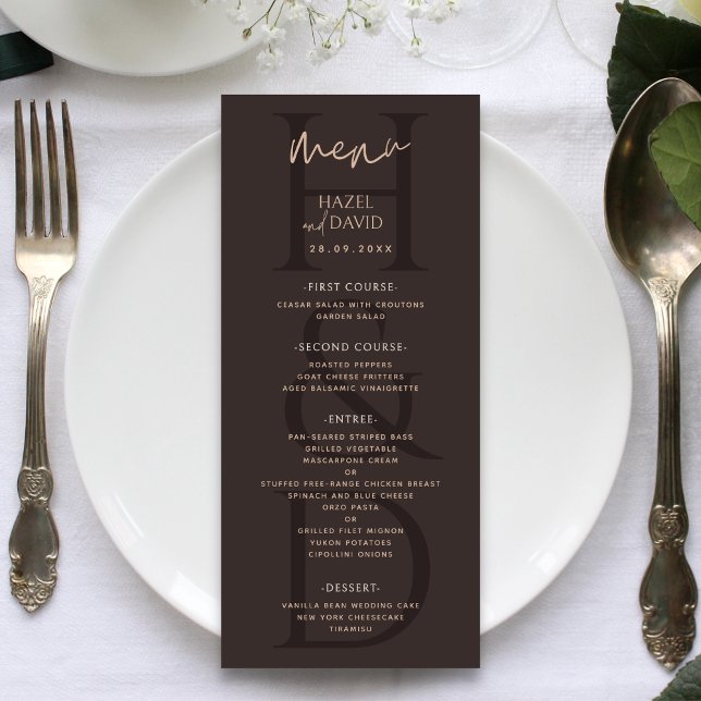 Modern Minimalist Brun Monogram Bröllop Meny (Modern minimalist brown monogram wedding menu adds a warm, refined touch to reception tables.)