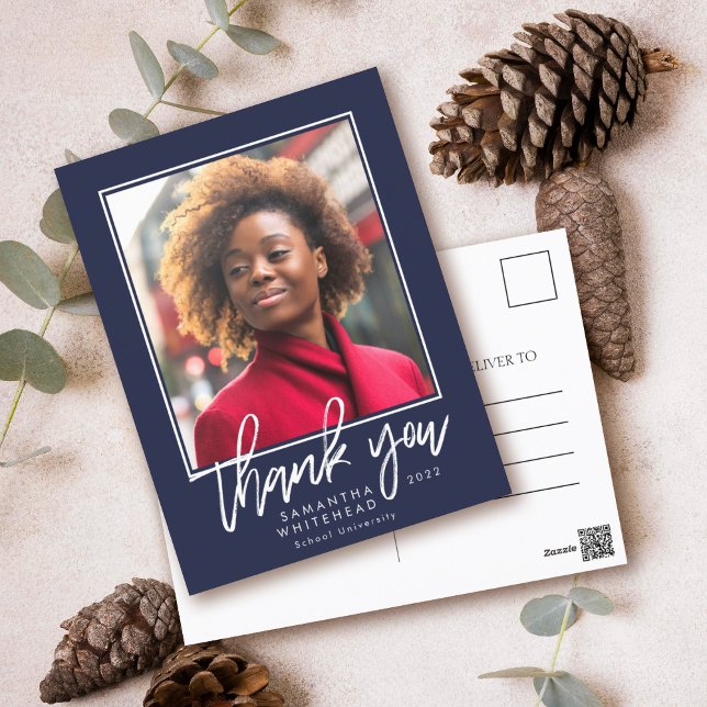 Modern minimalist examenfoto navy tackkort vykort (Graduation thank you with chalk hand lettering modern minimalistic photo postcard.)