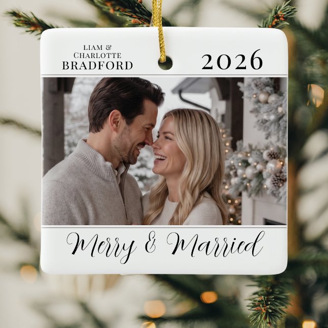 Modern minimalist Merry and Married Nygifta Julgransprydnad Keramik (Modern minimalist merry and married newlyweds ceramic ornament for wedding gift, wrapping decor)