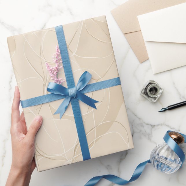 Modern minimalist mjuk beige flödesabstrakt mönste presentpapper (Gifting)