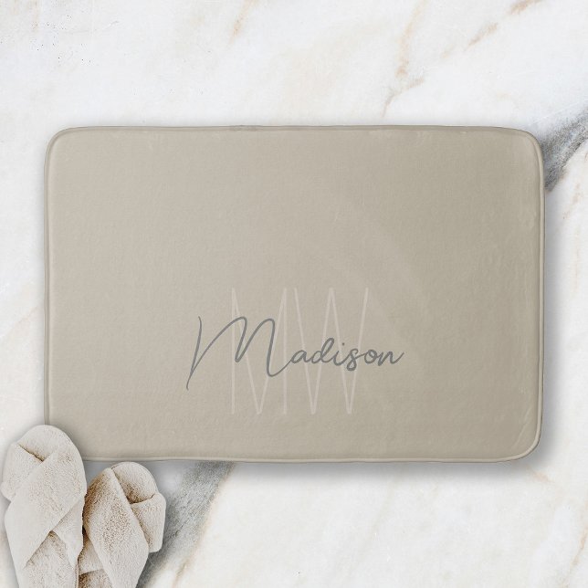 Modern minimalist monogram beige namn i typsnitt badrumsmatta (Modern Minimalist Monogram Beige Script Name Bath Mat)