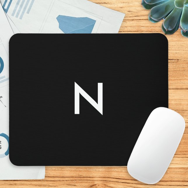 Modern minimalist monogram initial i svart och vit musmatta (A sleek black mouse mat personalized with a white monogram initial in a minimalist style)