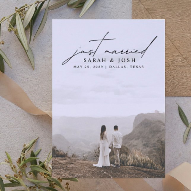 Modern minimalist Ny gifta Photo Bröllop Annou Meddelande (Easily personalize this modern wedding announcement with your photo and text for a personalized card)