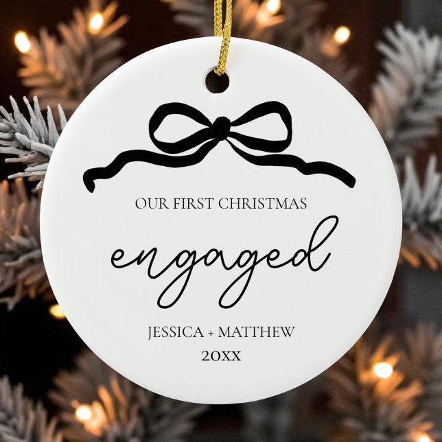 Modern minimalist skrift första julen förlovad julgransprydnad keramik (Modern Script Minimalist First Christmas Engaged Ceramic Ornament)