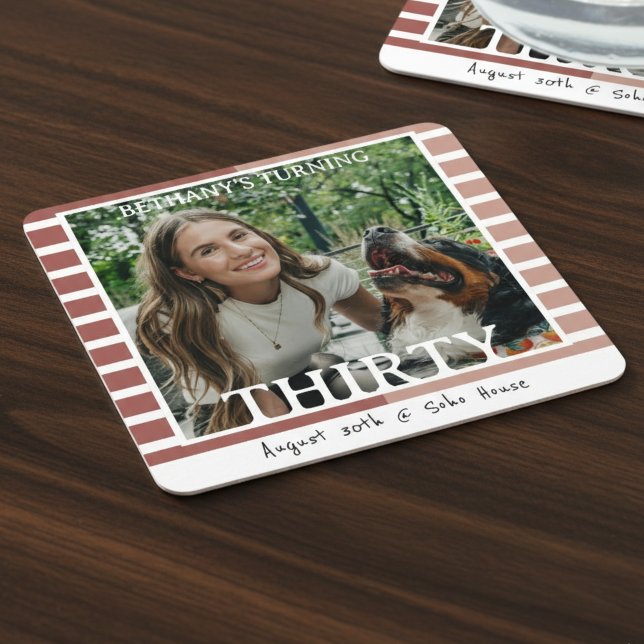 Modern Minimalist Striped 30th Birthday Photo Underlägg Papper Kvadrat (Celebrate the beginning of a new decade with this Modern Minimalist Striped 30th Birthday Coaster!)