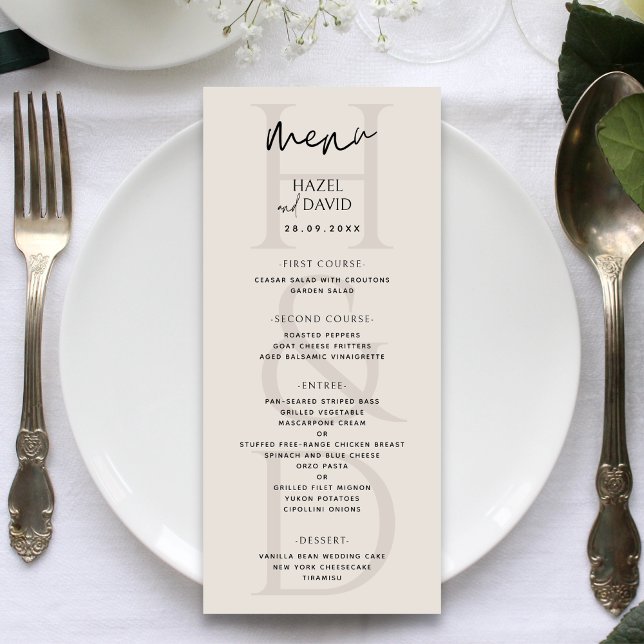 Modern minimalist svart och elfenbensvitt monogram meny (Modern minimalist black and ivory monogram menu adds a soft, elegant touch to reception tables.)