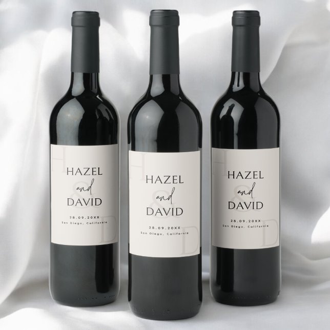 Modern minimalist svart och elfenbensvitt monogram vinflaska etikett (Modern minimalist black and ivory monogram wine label adds a soft, elegant touch to tables.)