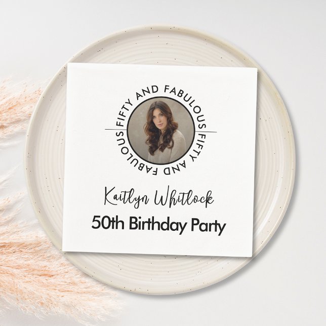 Modern minimalist svart vit femtio och fantastisk pappersservett (black and white fifty and fabulous 50th birthday party napkins modern minimalist elegant script font)