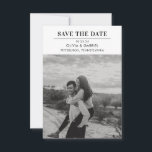 Modern minimalist svart-vit fotografering Spara da Datumet<br><div class="desc">Ett enkelt, klassiskt, minimalistiskt kort med fotografering för Spara datum är det perfekta sättet att dela dina glada nyheter med vänner och familj. Visas i svart och vitt, men du kan enkelt ändra bakgrundsfärgen i designverktyget för att matcha din brölloppsfärg om du önskar. Observera att vår bild är svart och...</div>