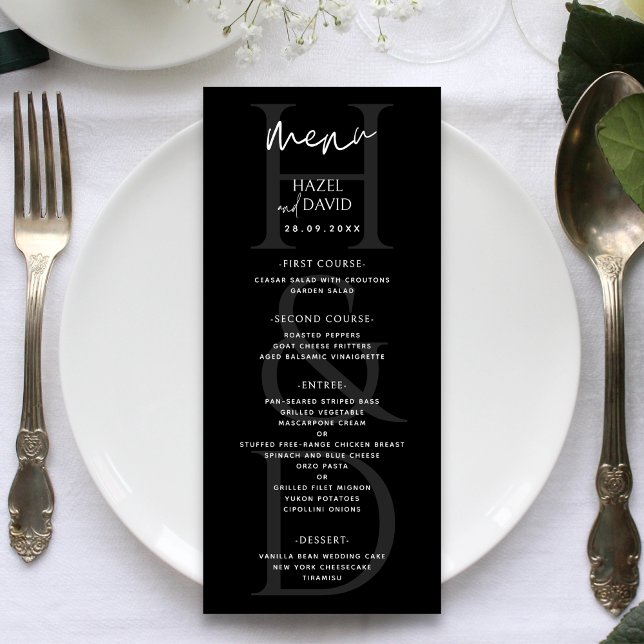 Modern minimalist svart-vit monogram bröllop meny (Modern minimalist black and white monogram menu adds a sleek, elegant touch to reception tables.)