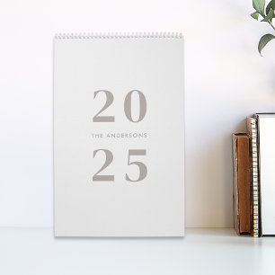 Modern minimalist taupe 2025 familjenamn foto kalender