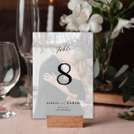 Modern minimalistisk anpassningsbar, foto bröllop bordsnummer<br><div class="desc">Klassens kalligrafiskript med enkel chic svart och vit text täcker över brud och groom namn och fotopersonlig bröllop-bordsnummer.          Observera att om du vill beställa olika nummer måste du anpassa dem och placera dem i shoppingvagnen ett efter ett (ett kort utan 1,  ett annat utan 2 osv.).</div>