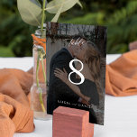 Modern minimalistisk anpassningsbar, fotoövertäckn bordsnummer<br><div class="desc">Klassens kalligrafiskript med en svart och vit chic svart överlägg av brud och groom namn och fotopersonlig bröllop bordsnummer.          Observera att om du vill beställa olika nummer måste du anpassa dem och placera dem i shoppingvagnen ett efter ett (ett kort utan 1,  ett annat utan 2 osv.).</div>