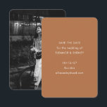 Modern Minimalistisk Bröllopsfoto Terrakotta Spara Datumet<br><div class="desc">Modern Minimalistiskt Bröllopsfoto Spara Datum i Boho Terrakotta Brun</div>