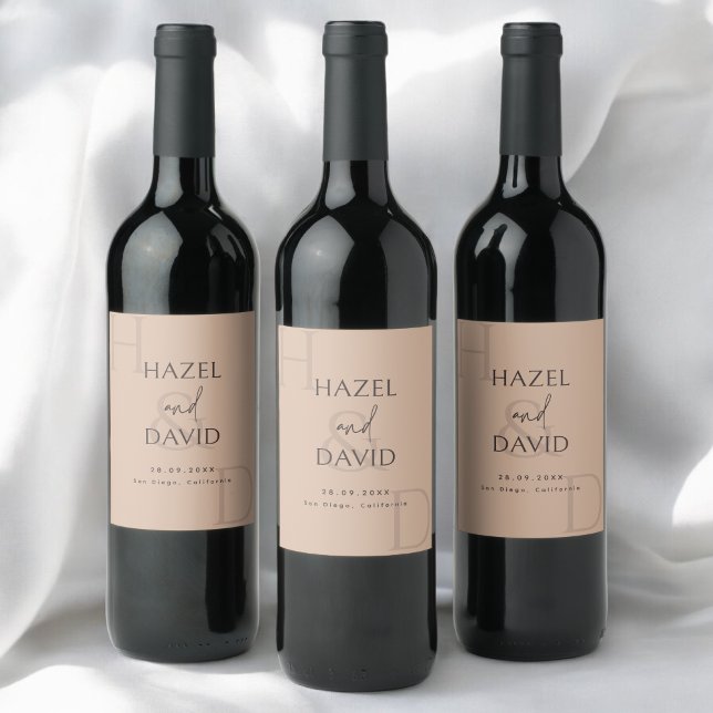Modern Minimalistisk Brun Monogram Bröllop Vinflaska Etikett (Modern minimalist brown monogram wine label adds a warm, personalized touch to wedding tables.)