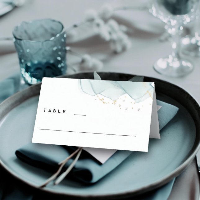 Modern minimalistisk dammbädd Blue Guld Beach Wedd Placeringskort (modern dusty blue gold beach wedding table number summer waves elegant bohemian romantic simple chic)