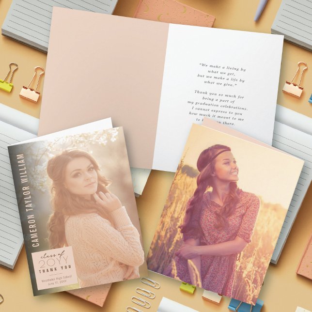 Modern Minimalistisk Enkel Fyrkantig Foto Examen Tack Kort (Modern Minimalist Simple Blush Square Photo Graduation Thank You Card @ zazzle.com/color_therapy)