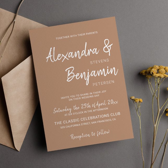 Modern minimalistisk enkel manusbeige bröllop inbjudningar (Skapare uppladdad)