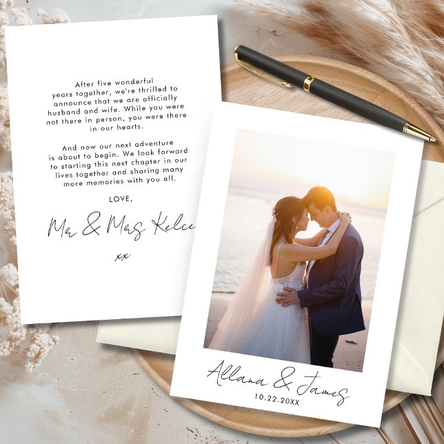 Modern Minimalistisk Fotoannonsering för Nygifta Inbjudningar (Elegant wedding announcement card set featuring a couple kissing at sunset.)