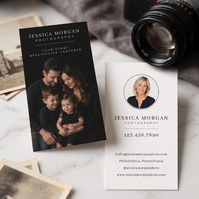 Modern Minimalistisk Fotograf Visitkort (Simulated business cards on table)