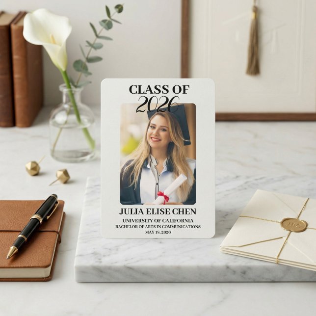 Modern Minimalistisk Fototexamen Svart Skrift Meddelande (Modern Minimalist Photo Graduation Black Script Class of 2026 Elegant Professional)