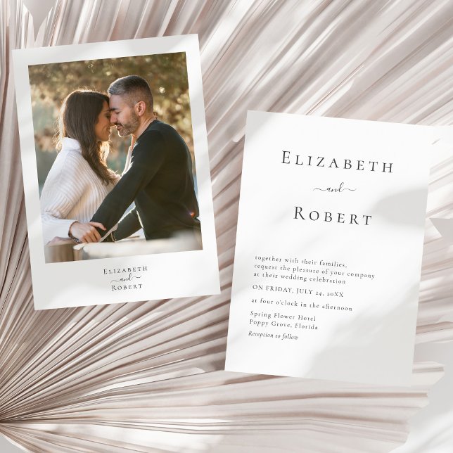 Modern, minimalistisk inbjudan till fotobröllop (Modern Minimalist Couple Photo Wedding Invitation on a sunny neutral dry palm leaf.)