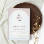 Modern minimalistisk inbjudan till fotobröllop med<br><div class="desc">Den här moderna bröllopsinbjudan är designad att samordna med vår moderna Boho Arch-samling och innehåller trendiget och den populära bågen i vitt på beige rosa-bakgrunden, parad med skriptteckensnitt. Foto på baksidan av kortet kan redigeras eller tas bort. Om du vill göra en mer avancerad anpassning av den här designen, t.ex....</div>