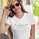 Modern minimalistisk kalligrafi Bläck Bridesmaid T Shirt<br><div class="desc">Modern minimalistisk men Elegant Calligraphy Bläck skript Bridesmaid Namn V-Nacke T-Shirt. Svartvitt</div>