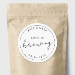 Modern minimalistisk Kärlek är en bröllopsförmån Runt Klistermärke<br><div class="desc">Anpassningsbar-designade klistermärken för kaffe- och tebröllop som visar att "kärlek brinner" i modern,  minimalistisk svartvit design.</div>