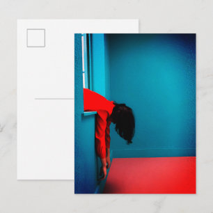 Modern minimalistisk konceptuell kvinna i rött vykort