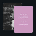 Modern Minimalistisk Lila Bröllopsfoto Spara Datumet<br><div class="desc">Detta rena och moderna kort för att spara datumet har en mjuk lila bakgrund med minimalistisk vit typografi och rundade hörn. Baksidan har ett fullständigt fotoutrymme - perfekt för att visa din favoritögonblick från förlovningen. Perfekt för moderna par som planerar ett romantiskt vårbröllop. Finns som tryckt kort eller digital nedladdning....</div>