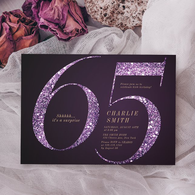 Modern minimalistisk lila glitter 65e födelsedag inbjudningar (Modern minimalist purple glitter 65th birthday invitation)