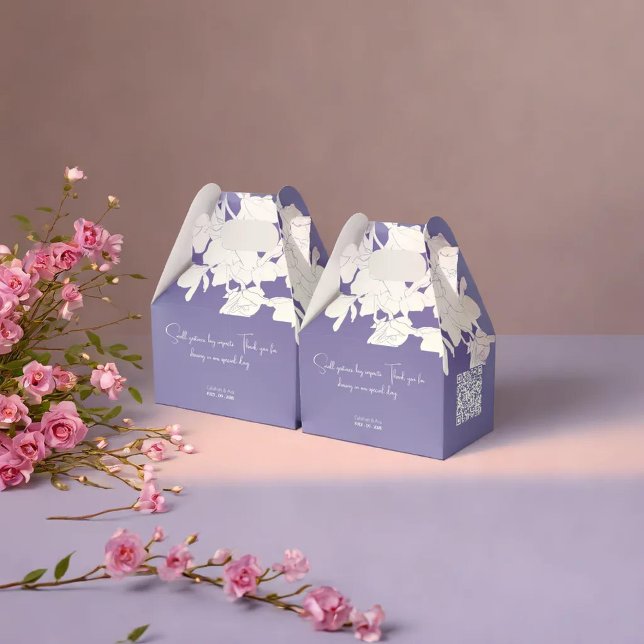 modern, minimalistisk lila presentaskar (Two pastel-colored gift boxes are placed on a smooth surface, accompanied by a decorative)