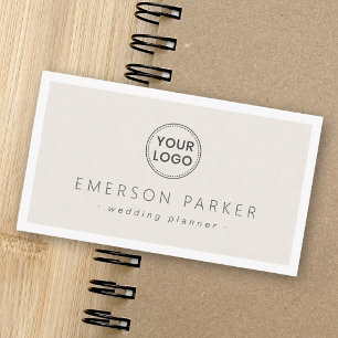 Modern minimalistisk logotyp för ljusbrunt vitt g visitkort