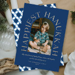 Modern minimalistisk lyckodest Hanukkah Arc-fotoko<br><div class="desc">Denna snyggt och minimalistiska helgdag-kortsutformning har en ljusbågsfotomall och en stor klassisk faux guld foil hälsning i ord, "HAPPIEST HANUKKAH", som omsluter sig kring ramens kant på en mörk blått bakgrund. Ytterligare önskemål och familjen namn ligger nära grund. Kortets baksida är fylld med en modern och abstrakt geometrisk "stjärna av...</div>