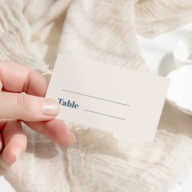 Modern minimalistisk marin blå Beige Bröllop Placeringskort (Skapare uppladdad)