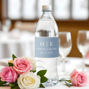 Modern minimalistisk monogram bröllop dammig blå vattenflaskor etikett