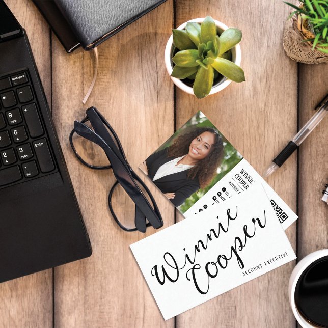 Modern minimalistisk Namn Black White Visitkort (Skapare uppladdad)