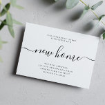 Modern minimalistisk ny flytta i hemmet meddelande<br><div class="desc">Enkel elegant - minimalistiskt svartvitt nytt kalligrafiskt skriptkort för flytta av hemhandskrift.           Enkel att anpassa med din nya hemdator adress.</div>