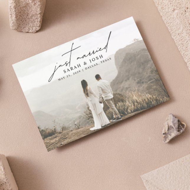 Modern minimalistisk Ny gifta Photo Bröllop Meddelande Vykort (Just married, share our joy!)