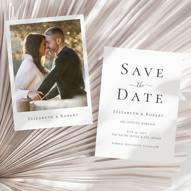 Modern Minimalistisk Par Foto Spara Datumet Inbjudningar (Modern Minimalist Couple Photo Save the Date Invitation on a sunny neutral dry palm leaf.)