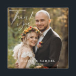 Modern minimalistisk Photo Bröllop Tack Magnet<br><div class="desc">Tack vare bröllop-magneten finns en modern minimalistisk brud och groom under höstsäsongen,  en färgstark löv i bakgrunden. Vackert,  handskrivet tack. Magnet inkluderar parets namn och deras bröllop-datum. Underbara bröllop-magneter på ett enkelt och hjärtligt sätt för sin speciella dag.</div>