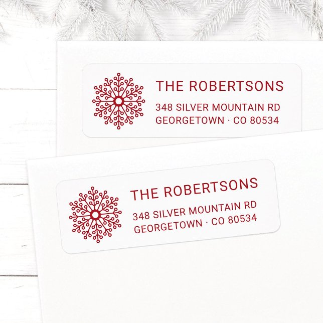 Modern minimalistisk Returadress av röd snöflake Etikett (Modern, elegant Snowflake Christmas return address labels in red and white with family name.)