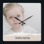 Modern, minimalistisk Rosa av foto och perosnalise Fyrkantig Klocka<br><div class="desc">Modern,  minimalistisk Rosa av foto och perosnaliserad text</div>