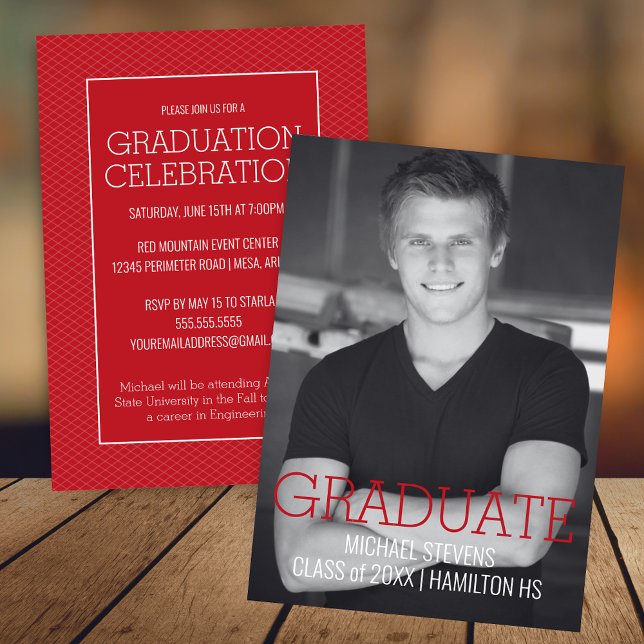 Modern Minimalistisk rött konsthandling Meddelande (Modern Red and White Graduation Announcement Invitation for College and High School Graduate)