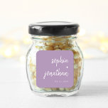 Modern minimalistisk skript Lavender | BRÖLLOP Fyrkantigt Klistermärke<br><div class="desc">De här eleganterna,  minimalistiska bröllopsmärken har vit modern skripttypografi och ren,  sans serif-text på en färglös pastelllavender-ljusbakgrund för lila för en enkel och snyggt design som du kommer att kärlek.</div>