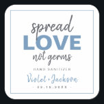 Modern, minimalistisk skriptspridare Kärlek bröllo Fyrkantigt Klistermärke<br><div class="desc">Modern sanitizer-bröllopsbrickor har fet brushy-skript som sprider kärlek,  inte gromdesign med parets namn och datum i svart,  vitt och blått färg,  enkelt och snyggt. Visa alla matchande delar i samlingen</div>