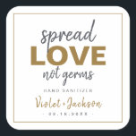 Modern, minimalistisk skriptspridare Kärlek bröllo Fyrkantigt Klistermärke<br><div class="desc">Modern sanitizer-bröllopsbrickor har fet brushskript som sprider kärlek,  inte groddar med pars namn och datum i svart,  vitt och guld färg,  enkelt och snyggt. Visa alla matchande delar i samlingen</div>