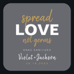 Modern, minimalistisk skriptspridare Kärlek bröllo Fyrkantigt Klistermärke<br><div class="desc">Modern sanitizer-bröllopsbrickor har fet brushskript som sprider kärlek,  inte groddar med pars namn och datum i svart,  vitt och guld färg,  enkelt och snyggt. Visa alla matchande delar i samlingen</div>